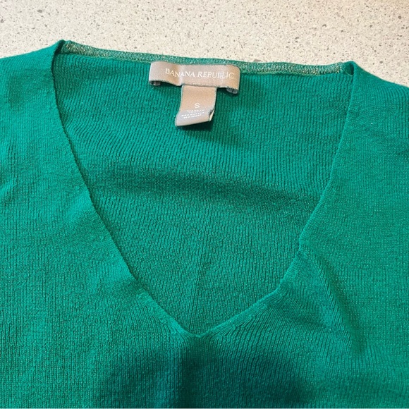 Banana Republic Cropped Green V-Neck Sweater - Picture 5 of 6